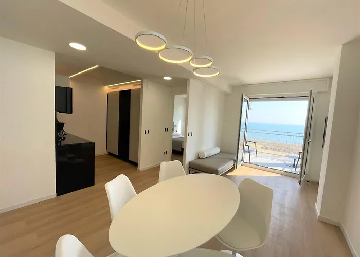 Modern Seafront Flat With Stunning Views דירה