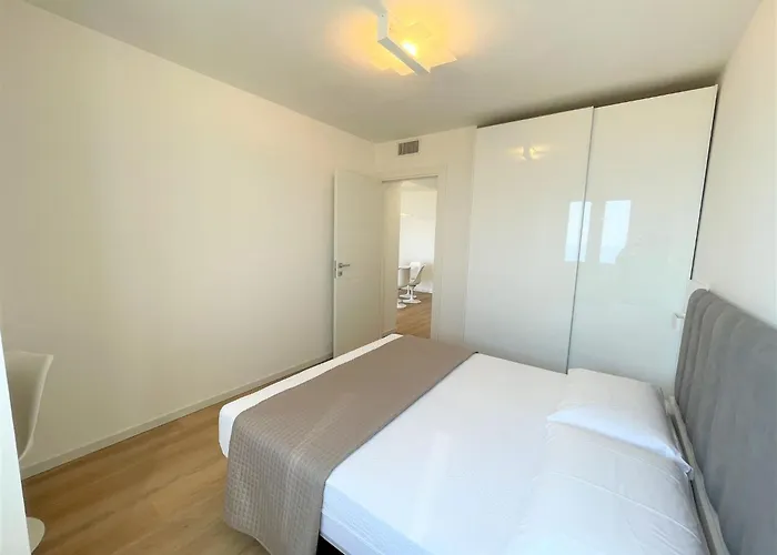 Modern Seafront Flat With Stunning Views דירה *