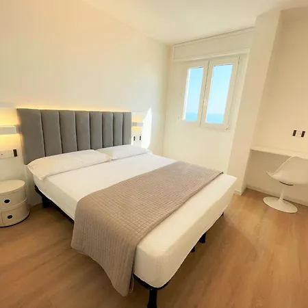 Modern Seafront Flat With Stunning Views *