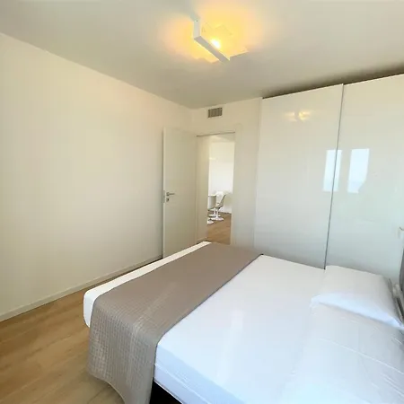 Modern Seafront Flat With Stunning Views Апартаменти *