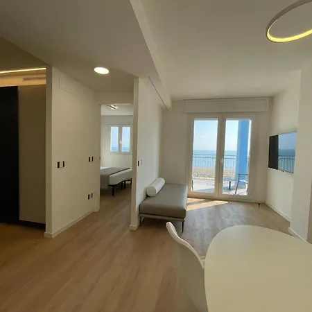 Апартаменти Modern Seafront Flat With Stunning Views *