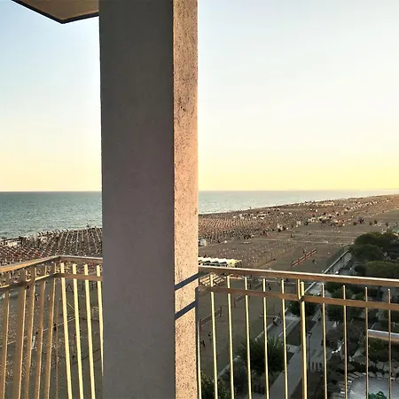 Modern Seafront Flat With Stunning Views Апартаменти *