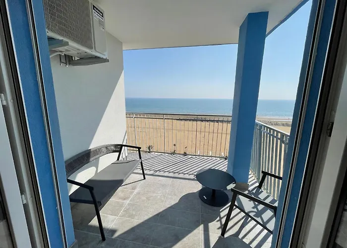 Апартаменти Modern Seafront Flat With Stunning Views *